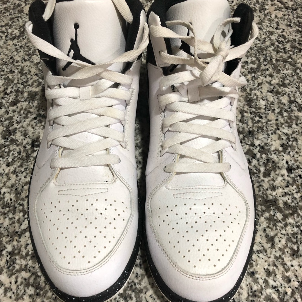 Lightly worn Jordan’s size 11